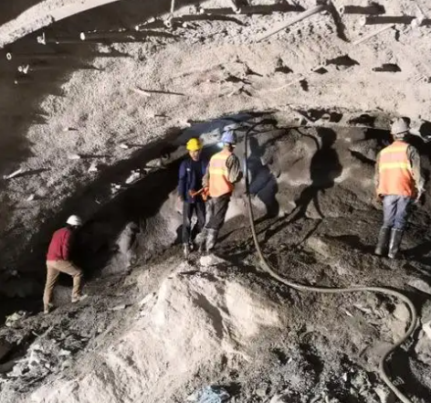 覃塘拱顶带模注浆料的施工流程及注意事项